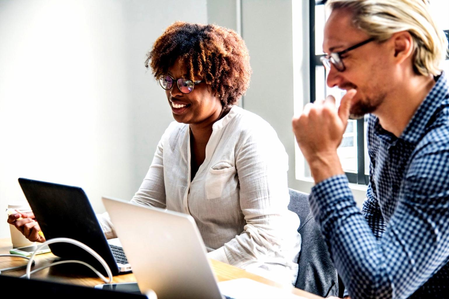 Espace de consultation financière avec documents et calculatrice